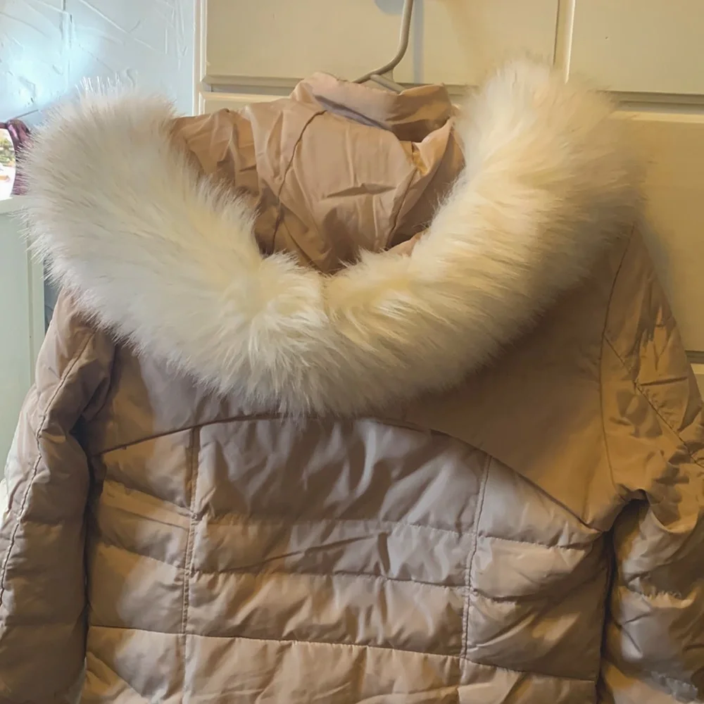 beige colored winter jacket, the fur on the hood is detachable, size xs - Picture 3 of 3